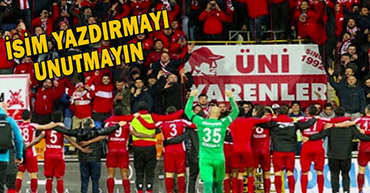 Futbolcularla tesislerde 1 saat süren toplantı yaptı