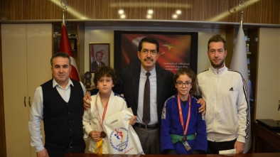 BAŞARILI SPORCULAR ÇİLKARA'YI ZİYARET ETTİLER