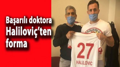 HALİLOVİÇ BAŞARILI DOKTORA FORMASINI HEDİYE ETTİ