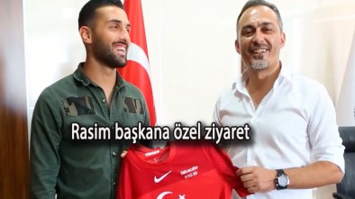 ESKİ BOLUSPORLU MİLLİ FUTBOLCUMUZDAN ÖZDEMİR'E ZİYARET