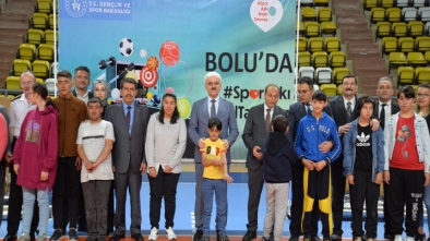 GENÇLİK VE SPORDAN ÖZEL ÖĞRENCİLERE SPOR MALZEMESİ