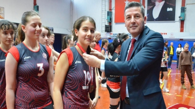 KÜÇÜKLER VOLEYBOL İL BİRİNCİLİĞİNDE ÖDÜLLER VERİLDİ.