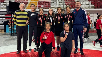 BOLULU GENÇ KADIN GÜREŞÇİLER SİVAS'TA MADALYALARI TOPLADILAR.
