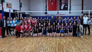 VOLEYBOL GENÇ KIZLARDA FİNALLER OYNANDI